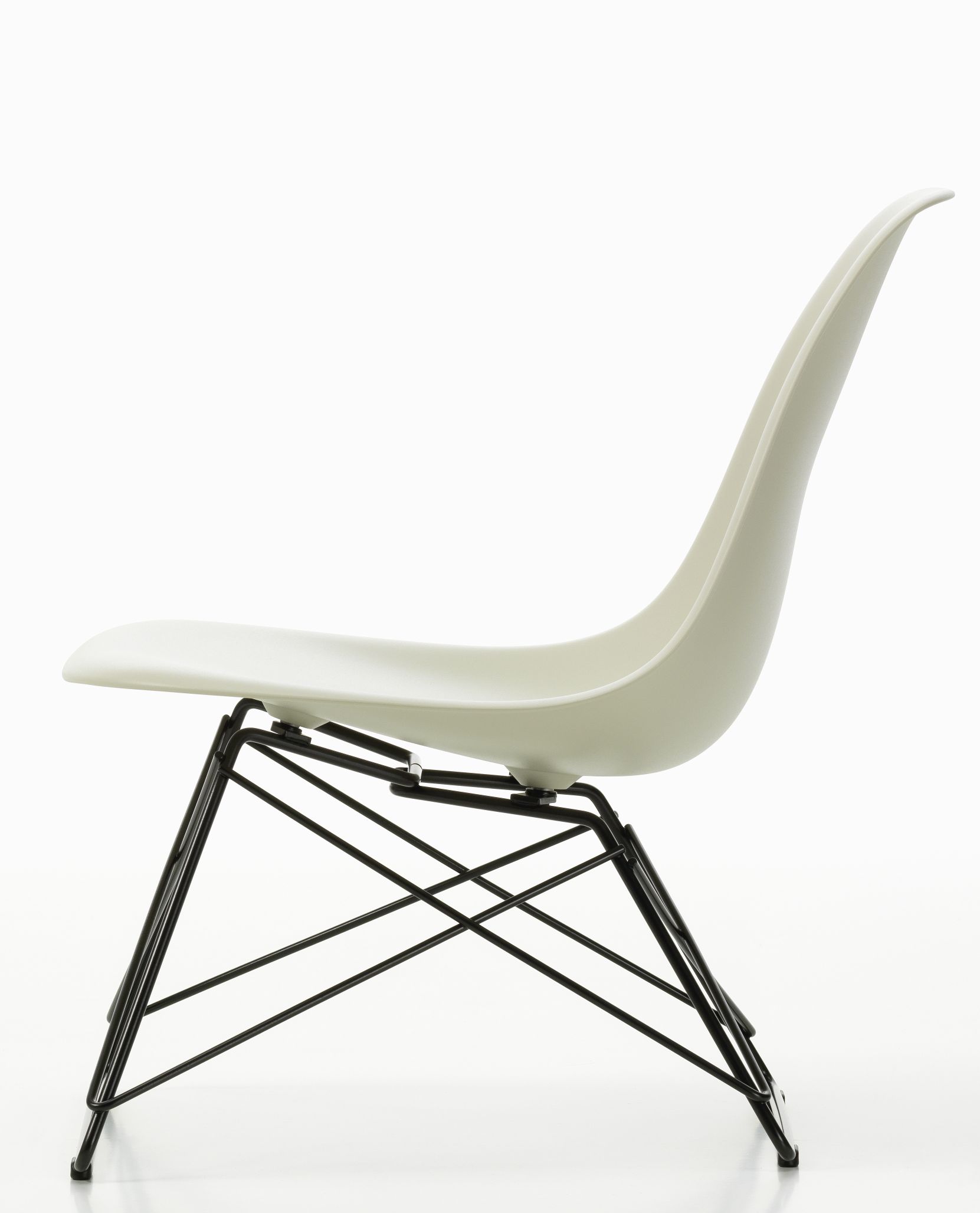 Eames Plastic Side Chair LSR Stuhl von Vitra, weiße Sitzschale mit schwarzem Eiffelturm-Untergestell.