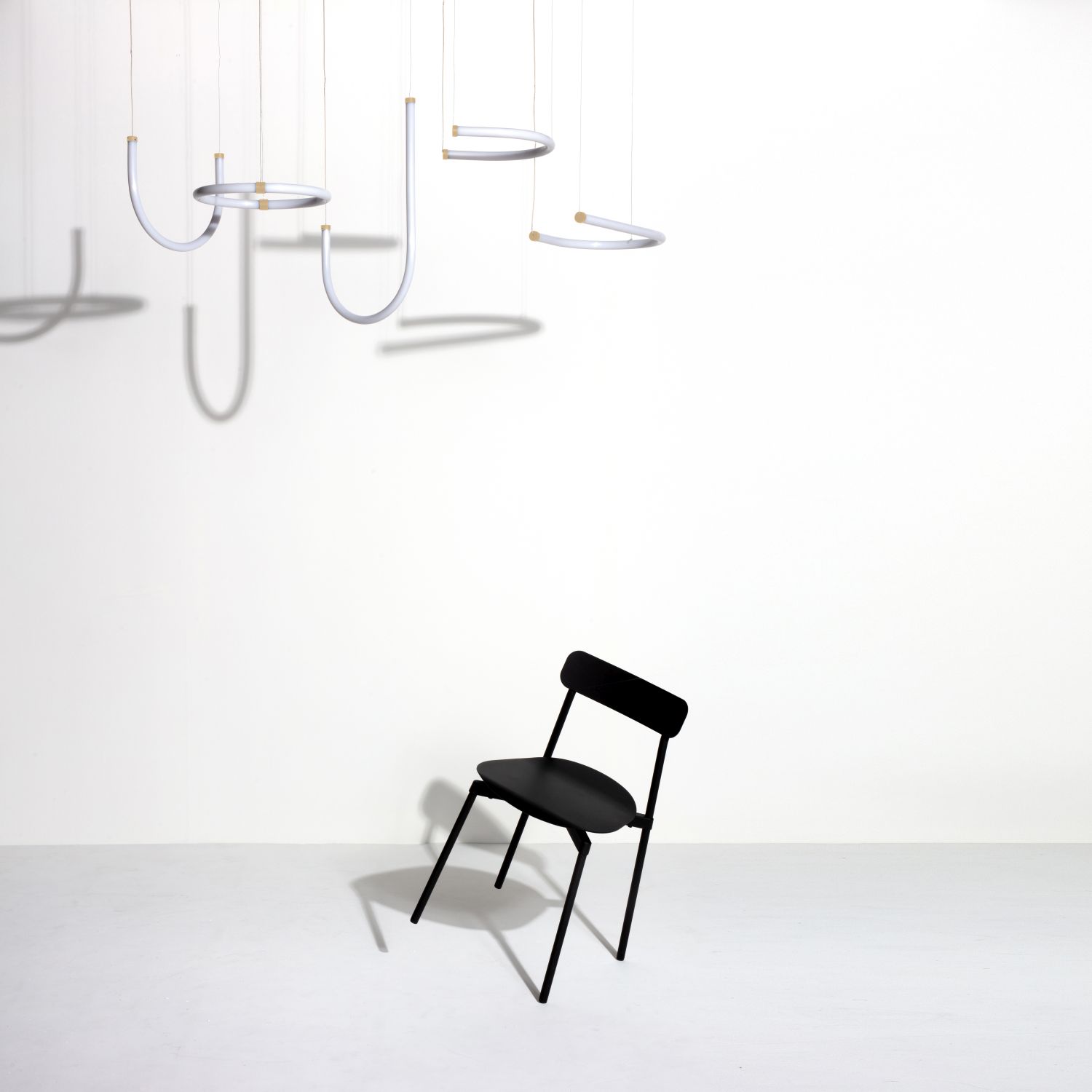 Schwarzer Fromme Chair Stuhl von Petite Friture, minimalistisches Design, moderne Sitzmöbel für Esszimmer und Wohnbereich.