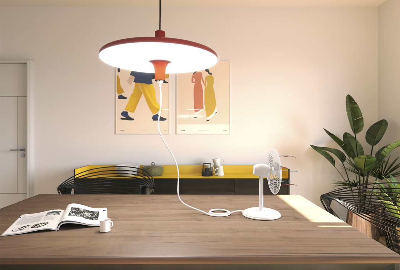 Avro Hängeleuchte von Martinelli Luce über Esstisch mit Buch, Tasse und Ventilator.