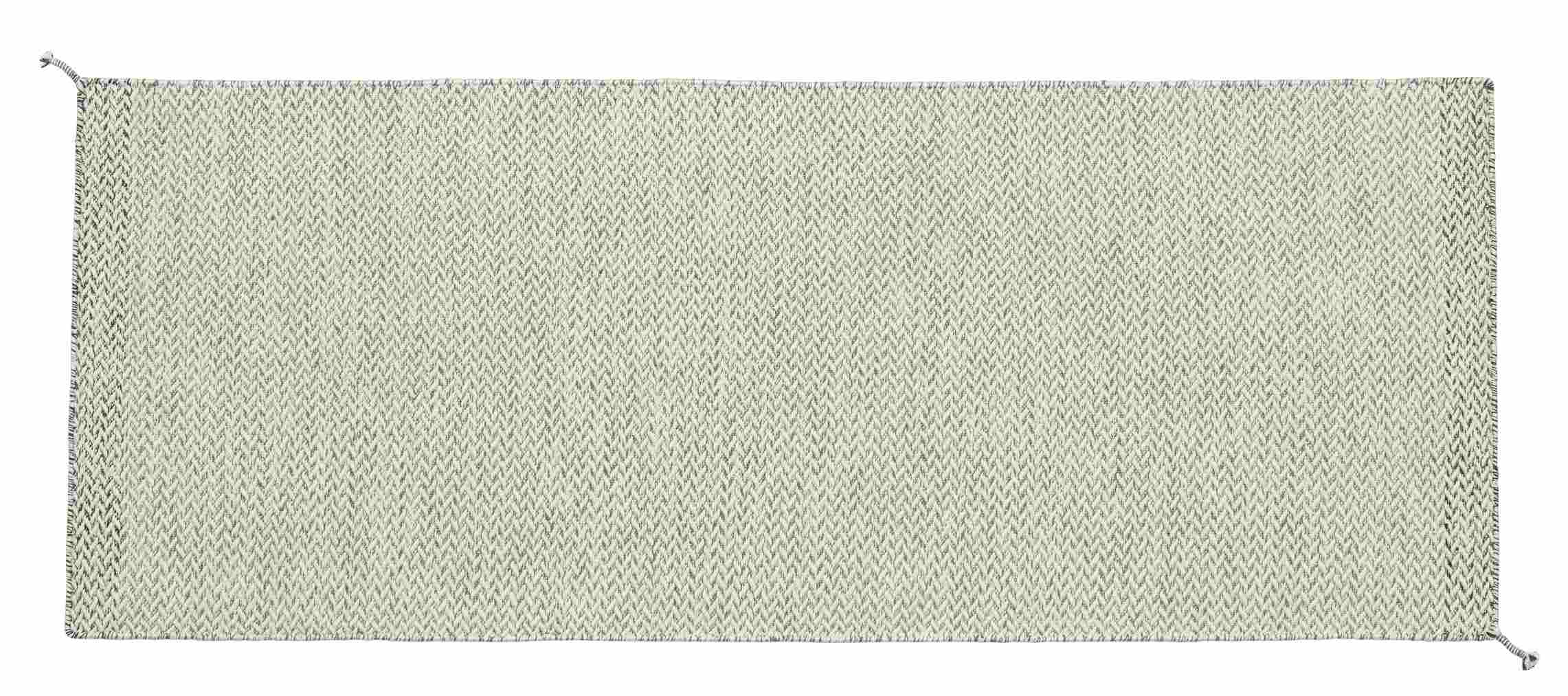 Ply Rug von Muuto, ein rechteckiger, hellgrüner Teppich für Innen- und Außenbereiche aus recyceltem Polyester.