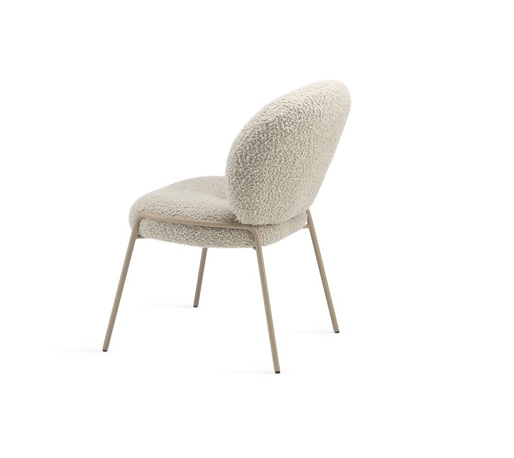 Nana Chair Stuhl von Freifrau Manufaktur mit beigem Bouclé-Bezug und filigranem Metallgestell.