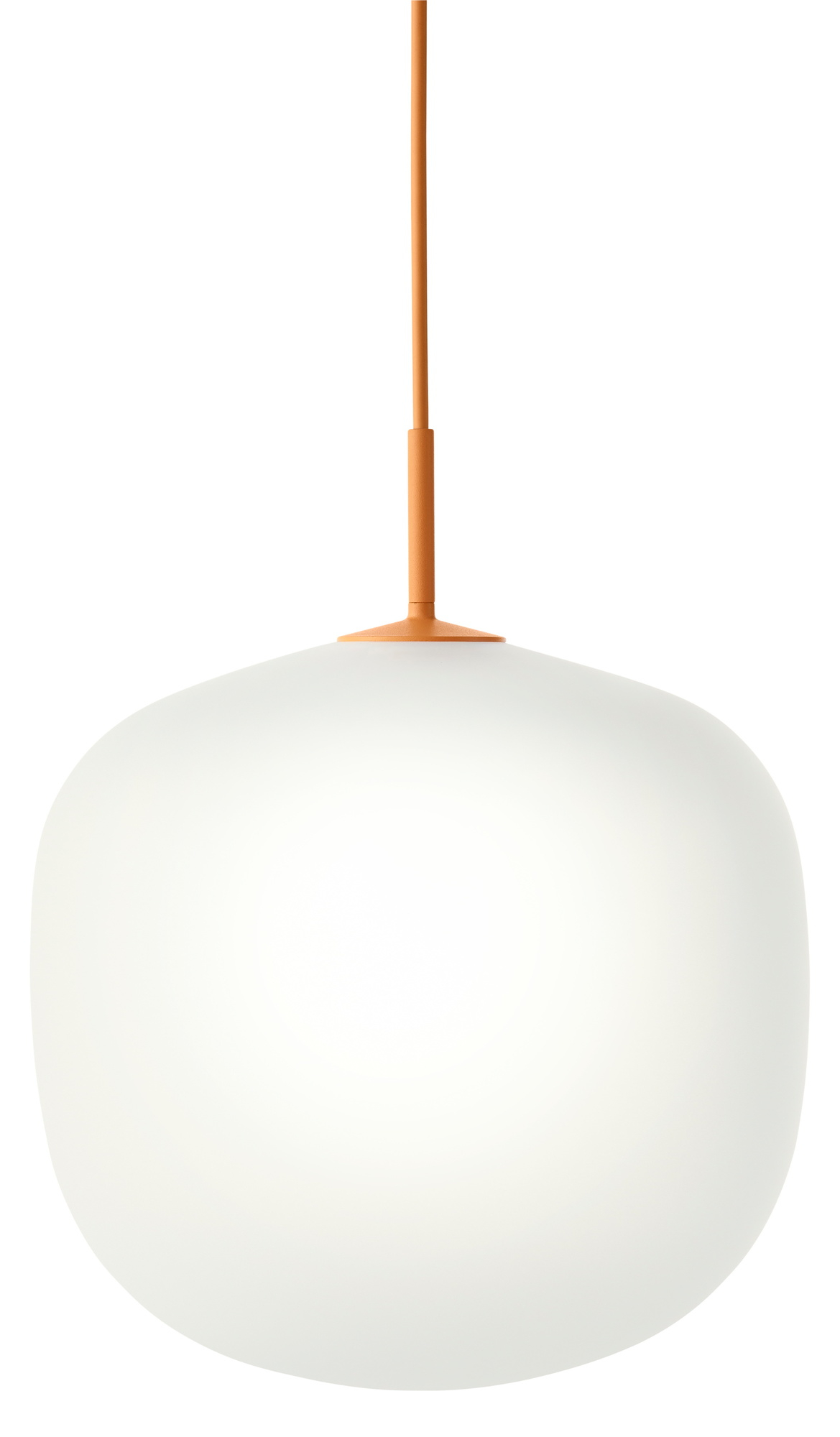 Nahaufnahme der grauen Rime Pendelleuchte von Muuto mit orangefarbener Aufhängung und sanftem Licht.