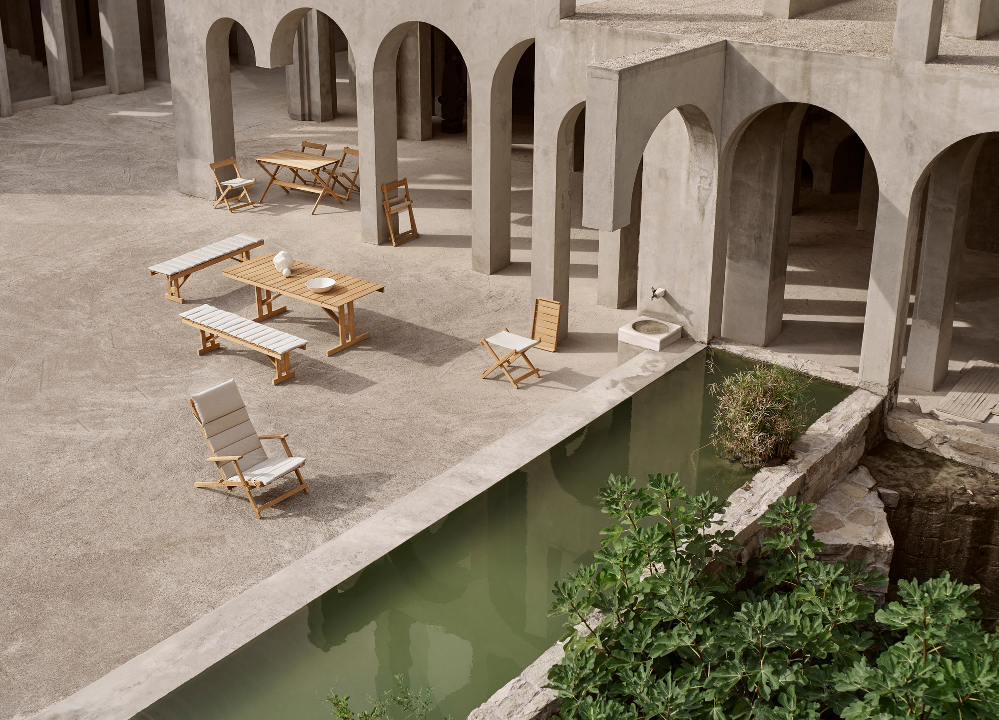 Borge Mogensen Outdoor Tisch und Stühle von Carl Hansen & Søn in mediterranem Ambiente.
