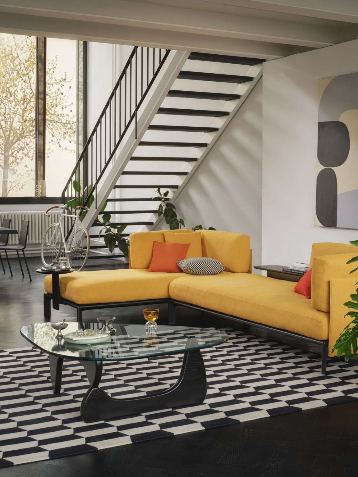 Gelbes Ecksofa mit Anagram Rückenkissen und Seitenkissen von Vitra im modernen Wohnzimmer.