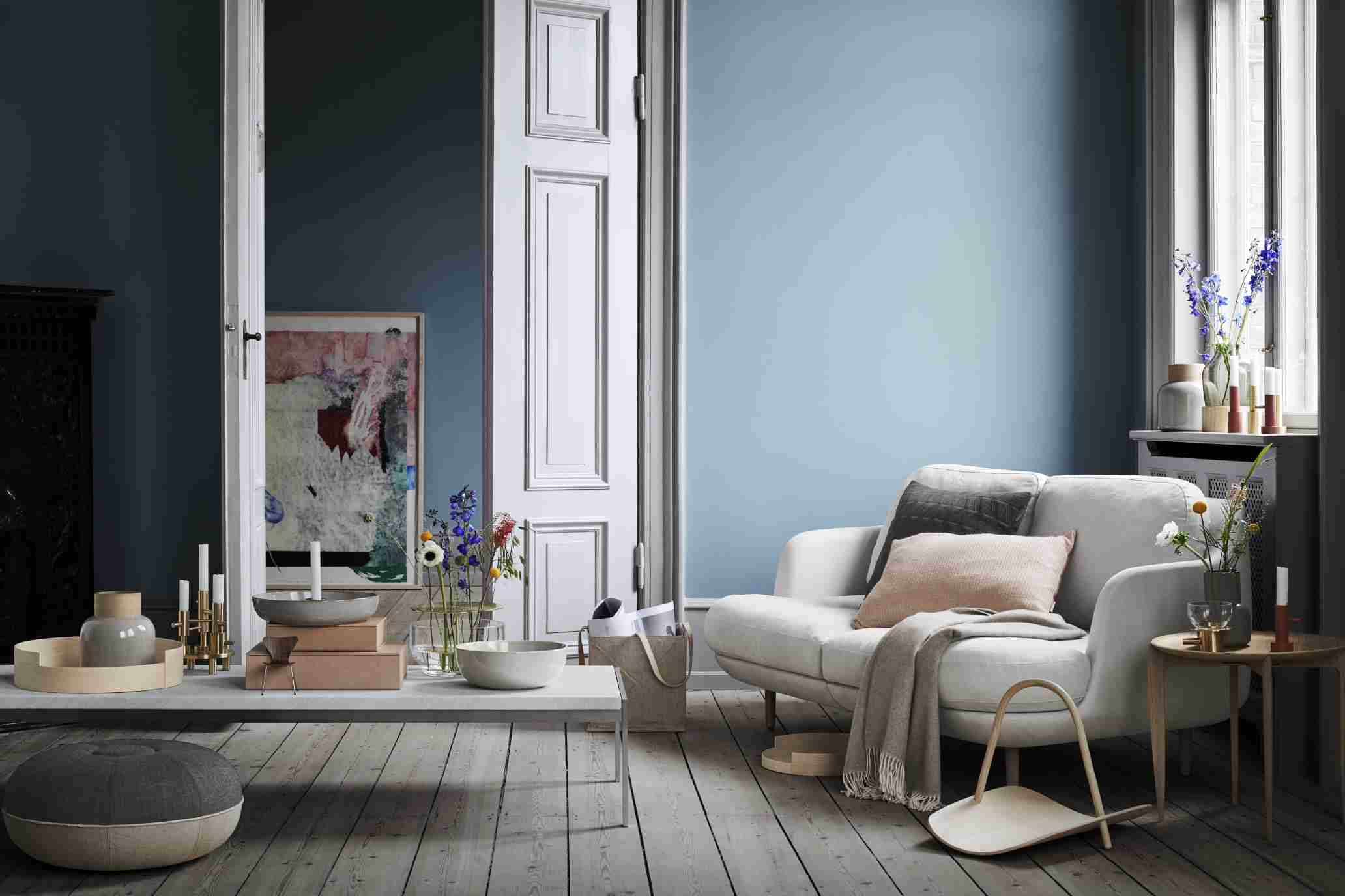 Helles Wohnzimmer mit Fritz Hansen Lune Sofa, Beistelltisch, Dekoration und Holzboden für gemütliches Wohnen.