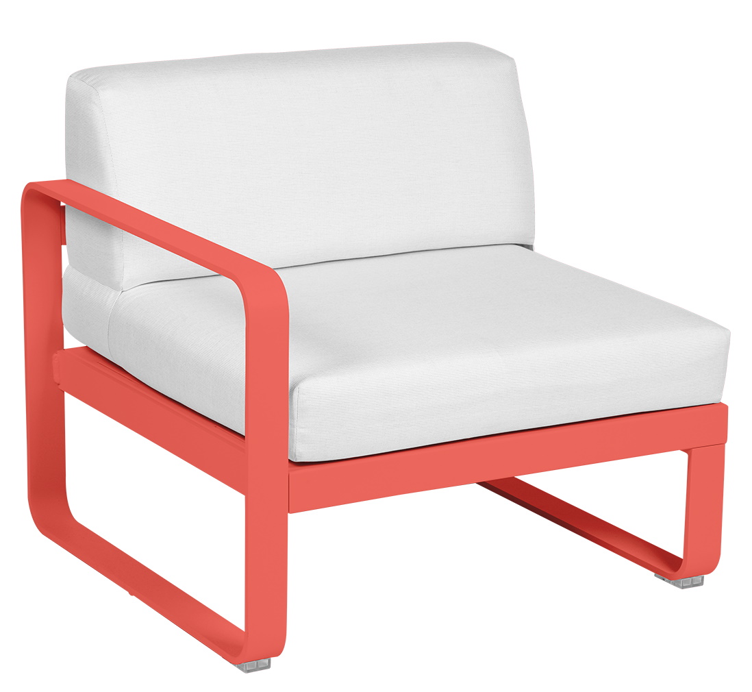 Bellevie 1-Sitzer Modul Outdoor Sofa von Fermob, links, mit korallfarbenem Gestell und weißen Polstern.