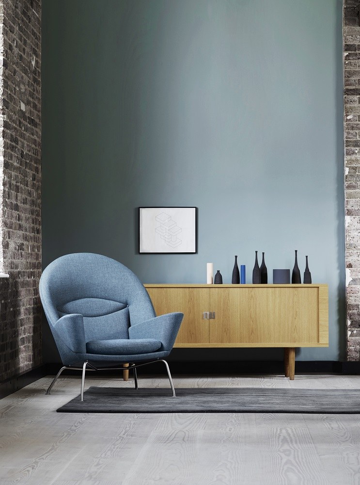 Blauer CH468 Oculus Chair Sessel von Carl Hansen & Søn im modernen Wohnzimmer. Design Sessel.