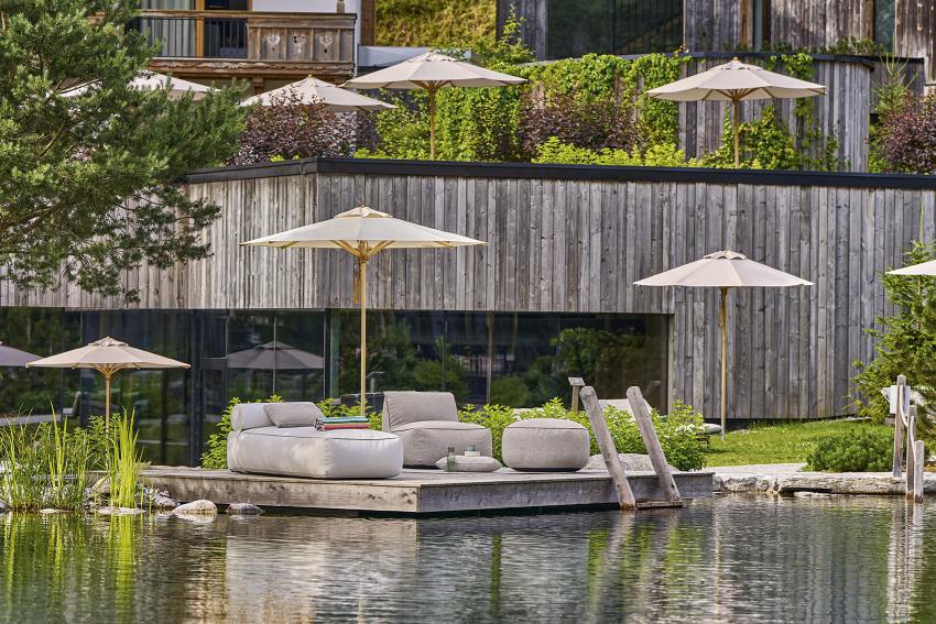 Weishäupl Sonnenschirme: Klassischer Schirm mit Holzständer am Pool für entspannte Sommertage.