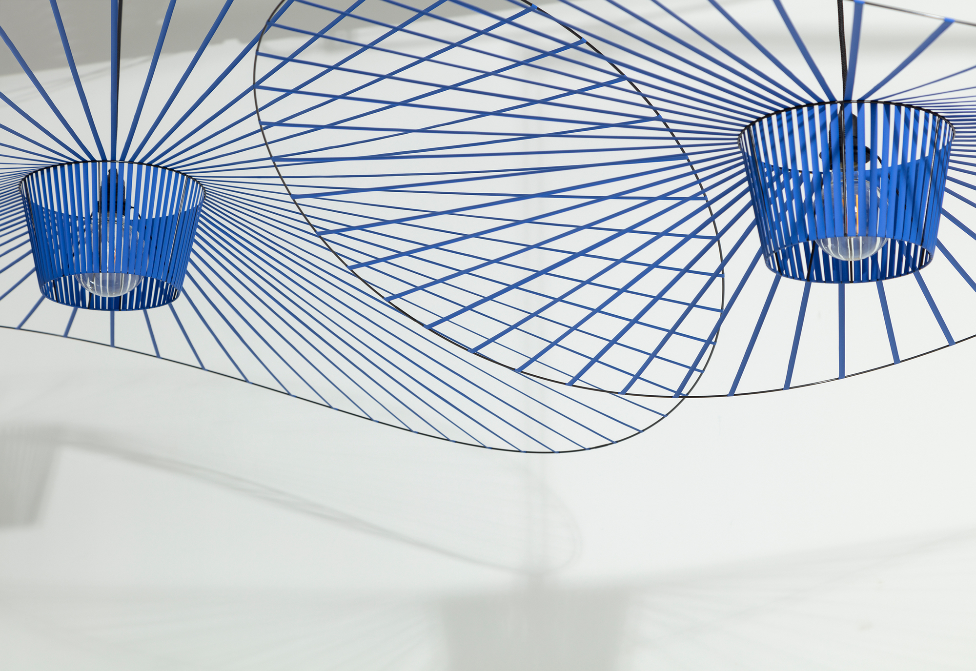 Detailaufnahme der Vertigo Pendelleuchte Medium in Kobaltblau von Petite Friture, modernes Design mit grafischen Linien.