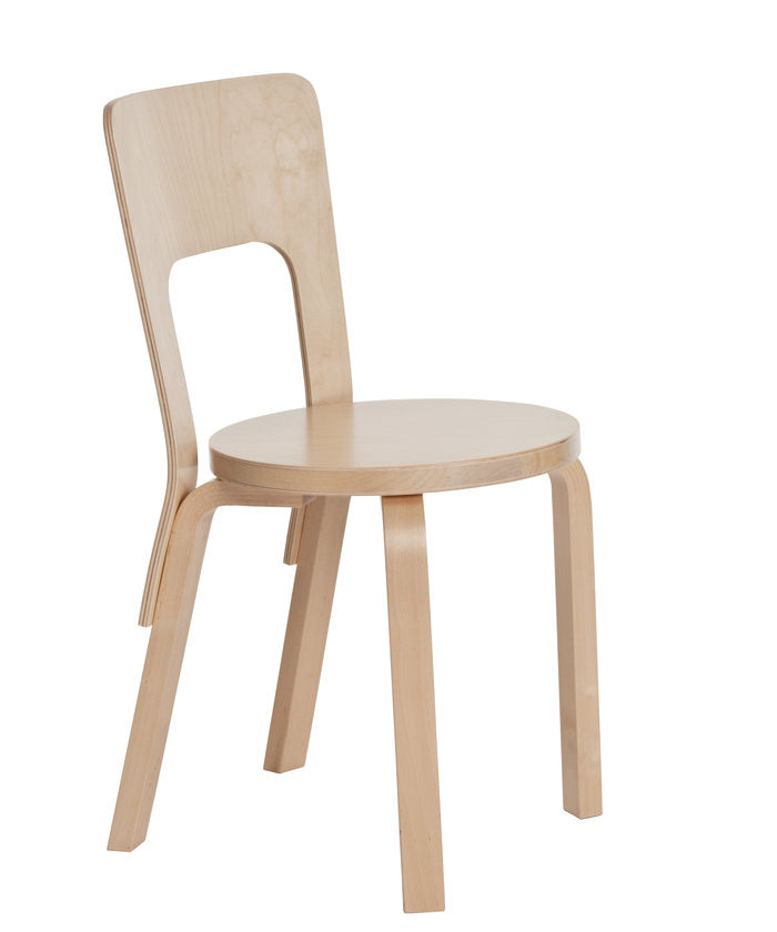 Artek Stuhl 66 aus hellem Holz, klassischer Designstuhl mit runder Sitzfläche und Rückenlehne.