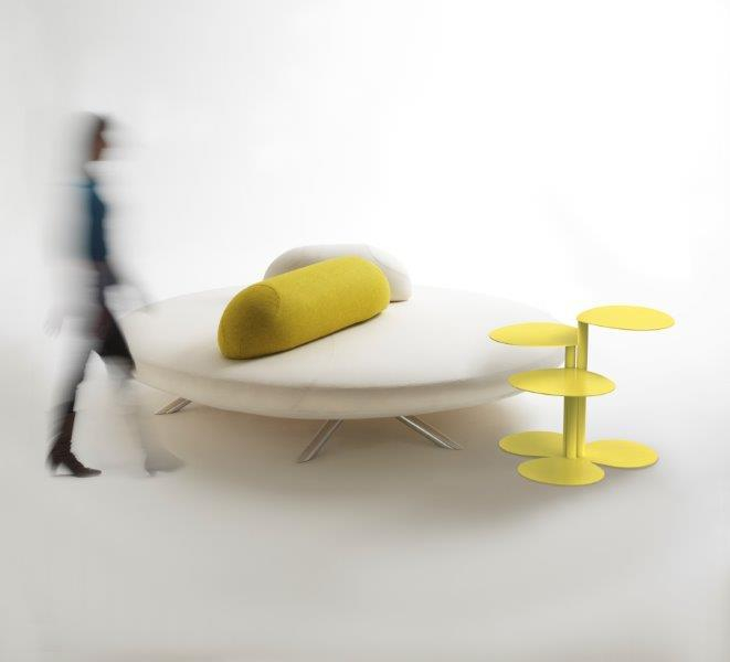 Easy Boy Beistelltisch: Kleiner, gelber Design-Tisch mit drei Ablageflächen neben runder Liegefläche.