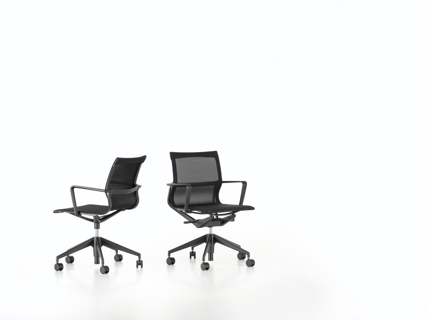 Zwei schwarze Physix Konferenzstühle von Vitra mit Armlehnen und Rollen vor einem weißen Hintergrund.