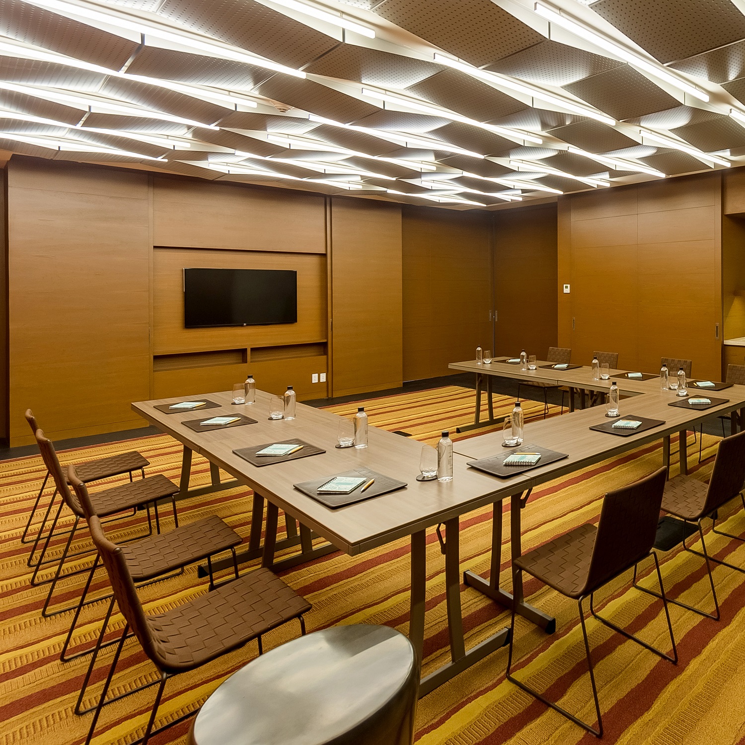 Konferenzraum mit Trenza SI0700 Stühlen von Andreu World, stapelbare Designstühle aus Holz und Metall.