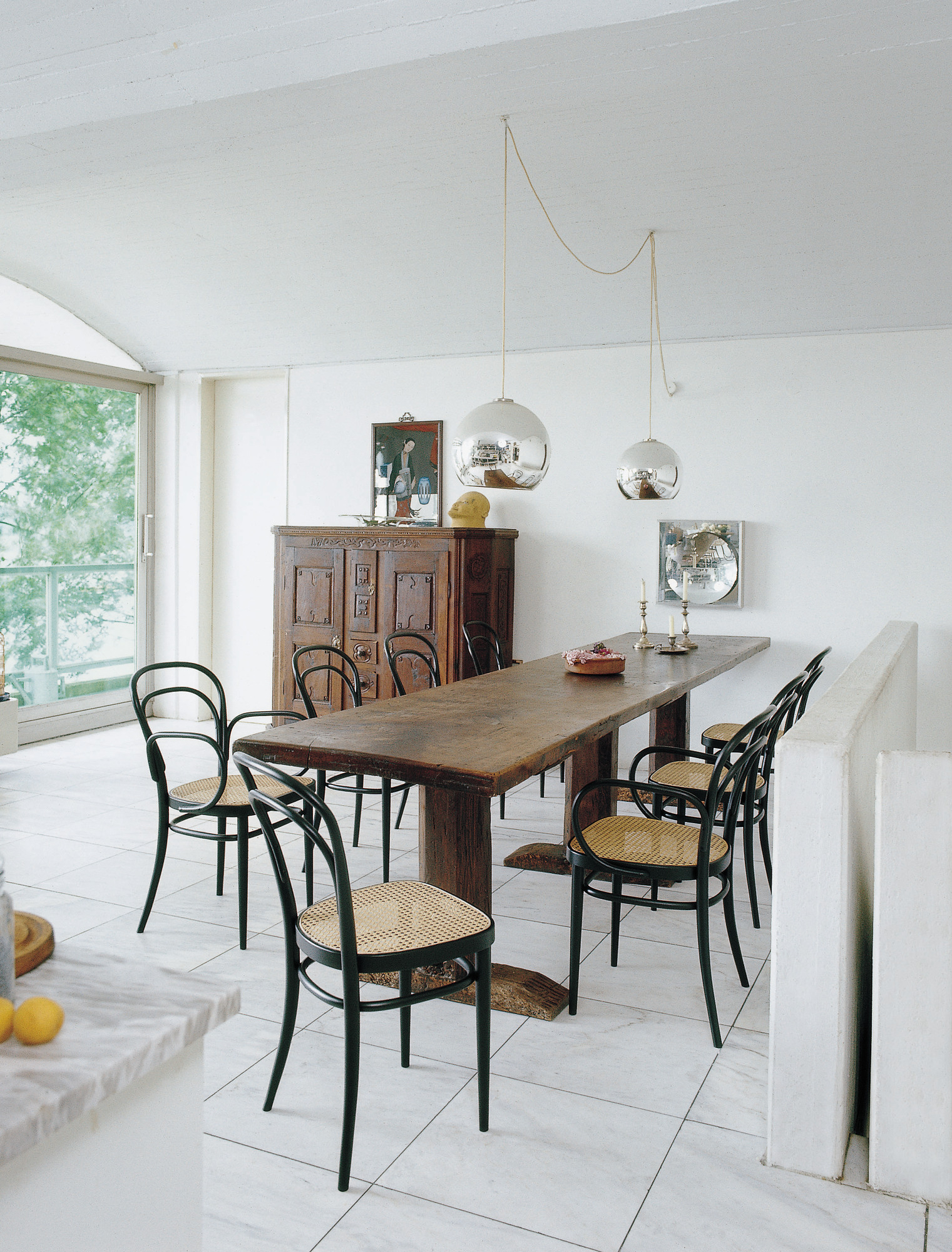 Esszimmer mit Holztisch und sechs 214 Bugholzstühlen, Thonet Kaffeehausstühle mit Wiener Geflecht.