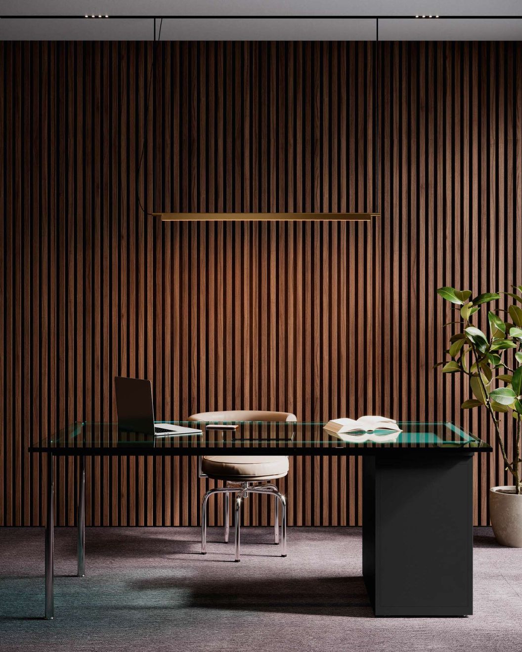 Büro mit Cassina Drehsessel, Glas-Schreibtisch, Laptop und Holzpaneelwand im Hintergrund.