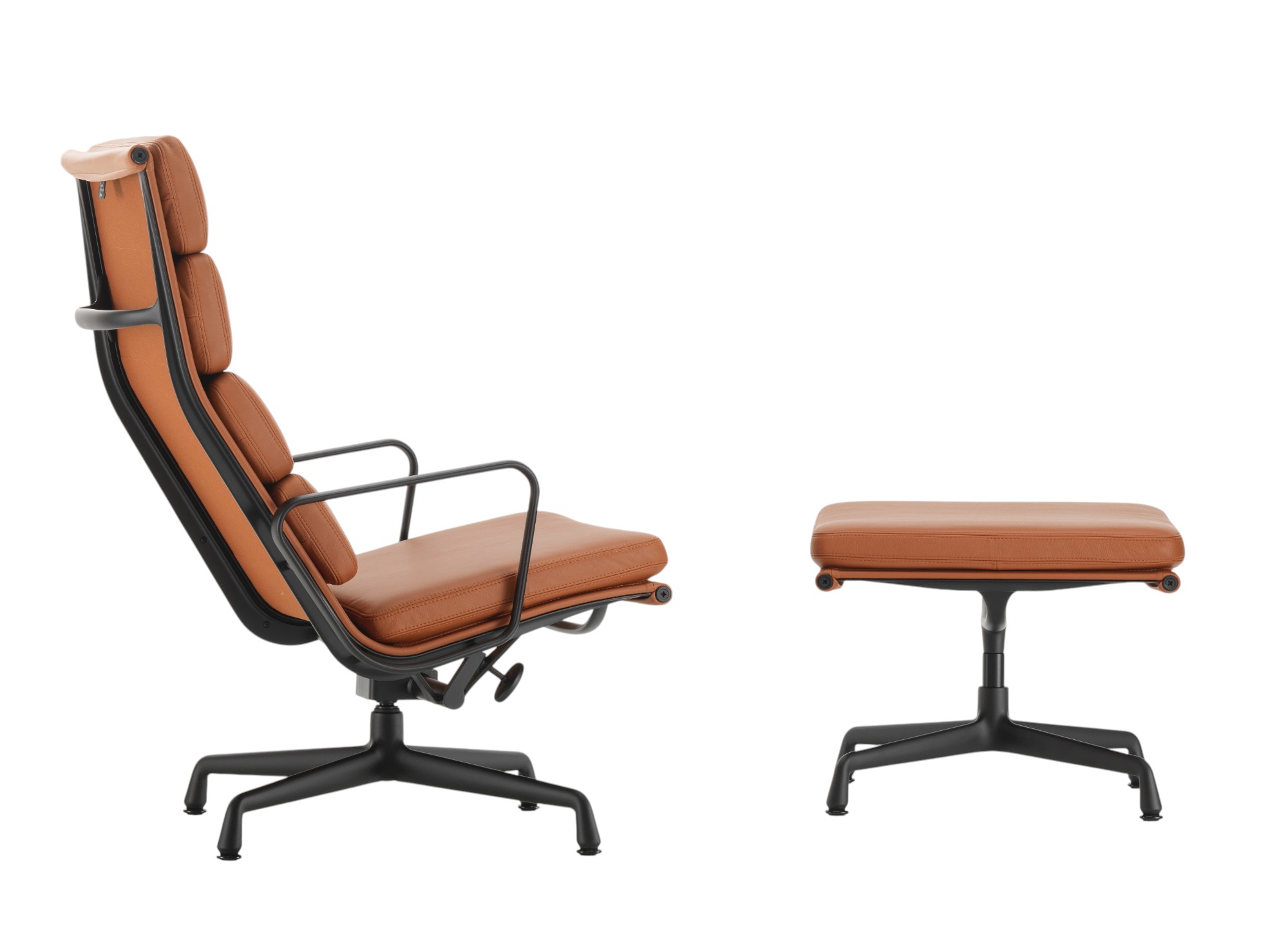 Vitra EA 222 Soft Pad Sessel mit Hocker, braunes Leder, schwarzes Gestell, seitliche Ansicht.