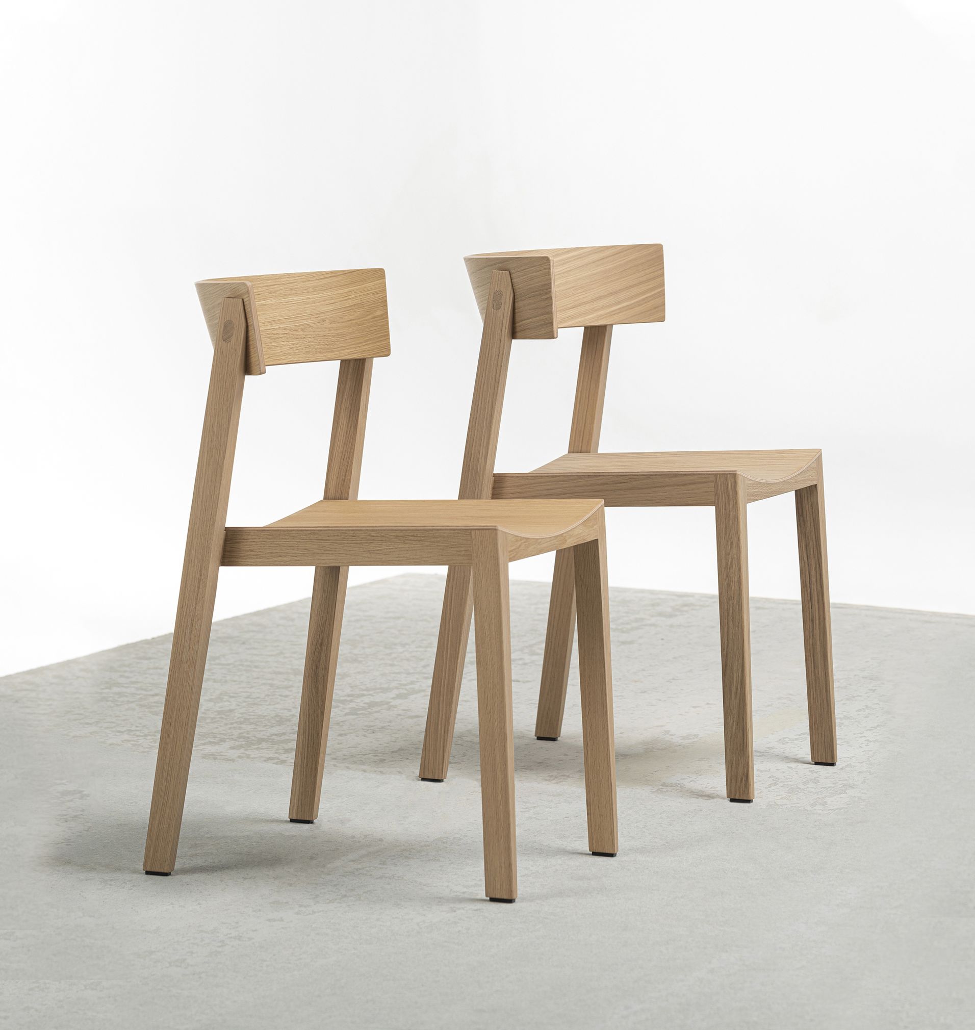 Zwei Bik Stühle von Prostoria aus hellem Holz, minimalistisches Design für Esszimmer und Wohnbereich.