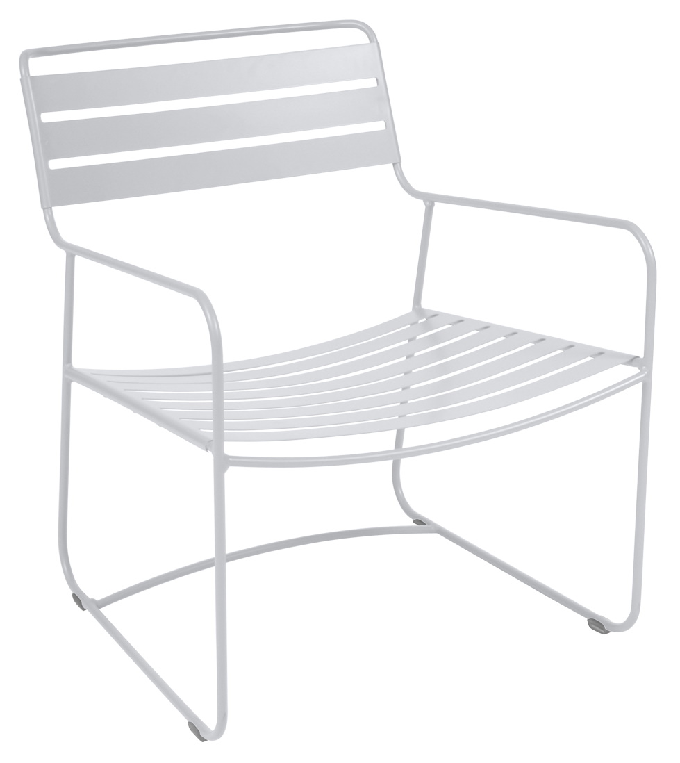 Surprising Sessel von Fermob, ein moderner, tiefer Outdoor-Sessel aus Metall in Weiß.