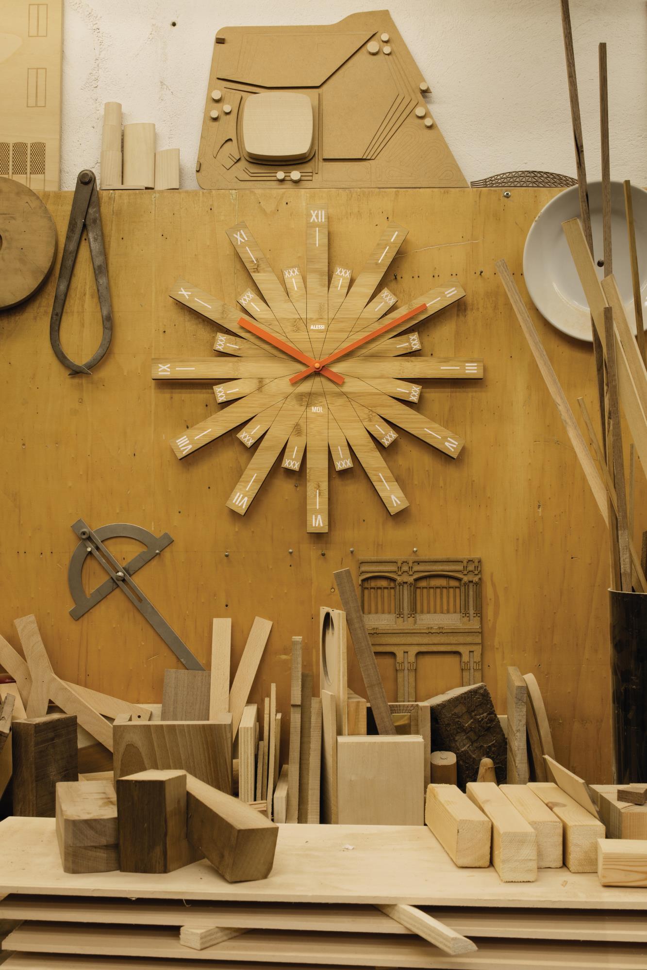 Alessi Wanduhr "Raggiante" MDL05 aus Holz mit orangefarbenen Zeigern, modernes Design für Wohnzimmer und Küche.