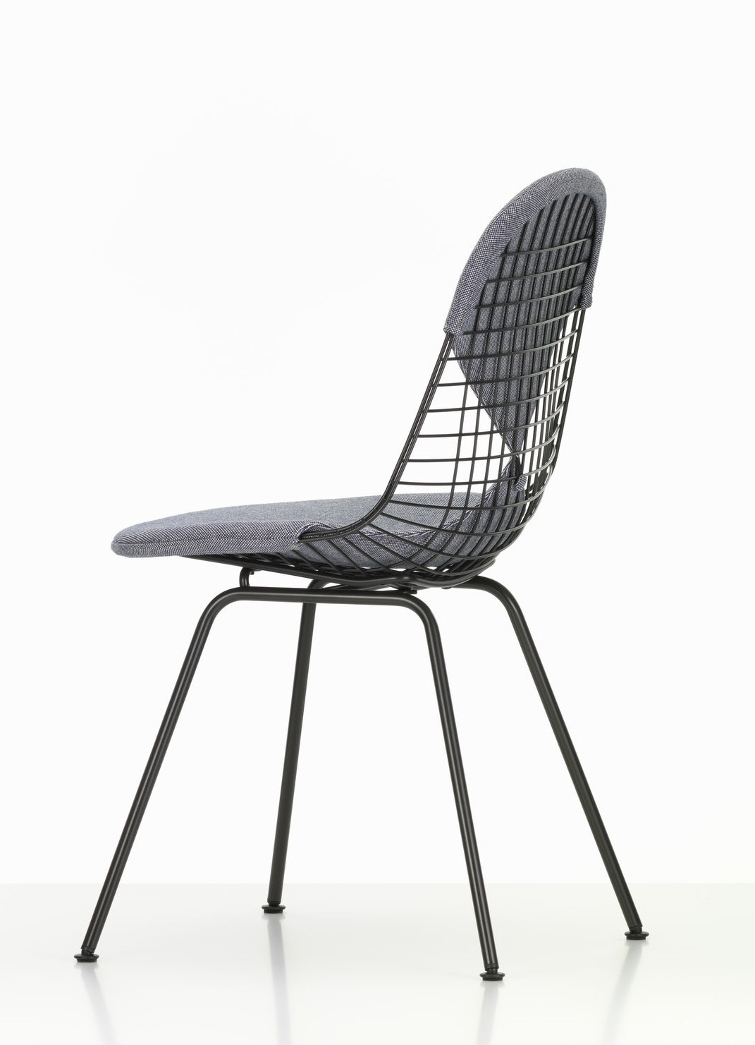 DKX-2 Wire Chair Stuhl von Vitra mit grauem Sitzpolster und Rückenlehne, Drahtgestell und Stahlbeinen.