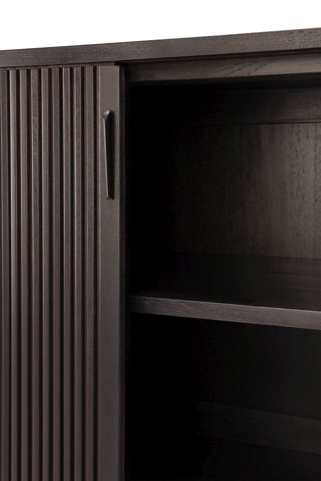 Detailaufnahme der Ethnicraft Roller Max Anrichte in Teak Schwarz mit Schiebetür und Innenregal.