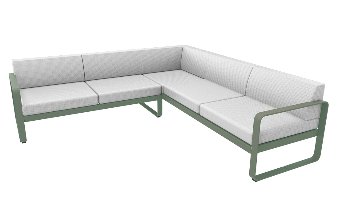 Bellevie Lounge Sofa von Fermob, grüne Outdoor Eckcouch mit weißen Polstern für Garten und Terrasse.