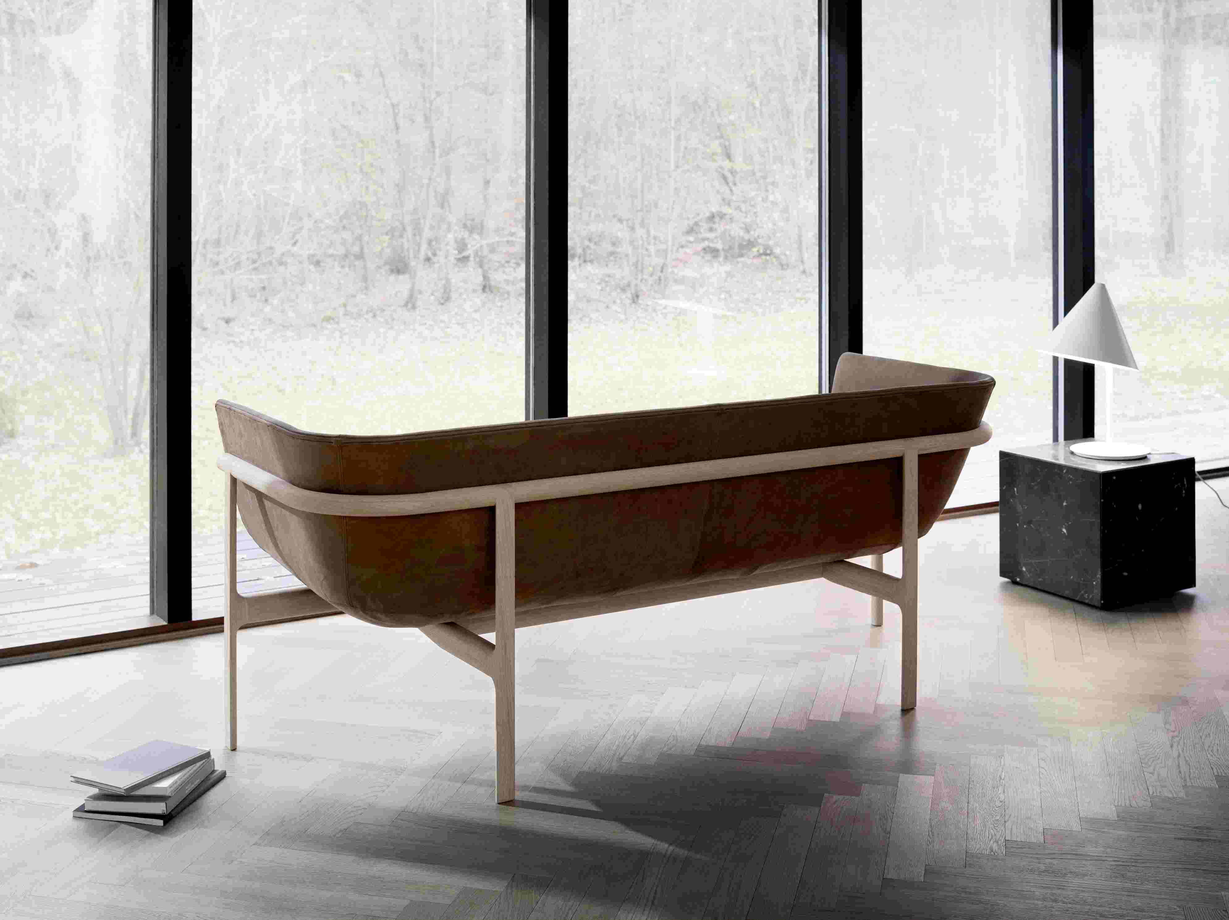 Audo Plinth Cubic Beistelltisch: Quadratischer Tisch aus grauem Kendzo Marmor, ideal als Nachttisch.
