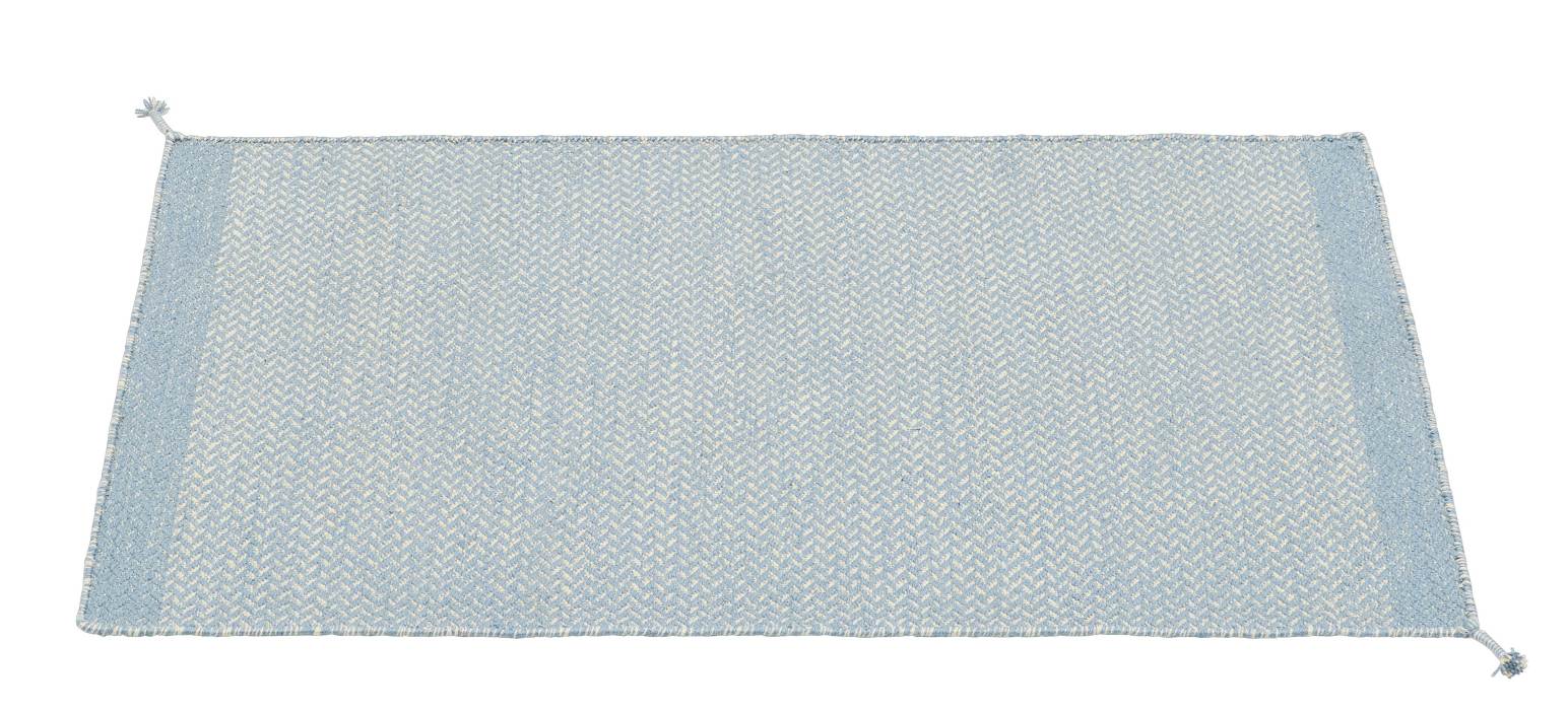 Muuto Ply Rug: Rechteckiger, hellblauer Teppich mit Fischgrätenmuster für Innen- und Außenbereiche, aus recyceltem Polyester.