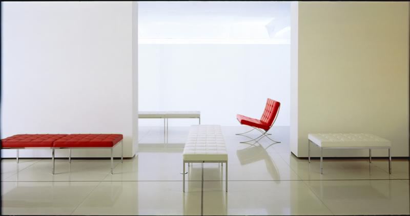 Barcelona Sessel von Knoll International in Rot, mit passenden Bänken in Weiß und Rot.