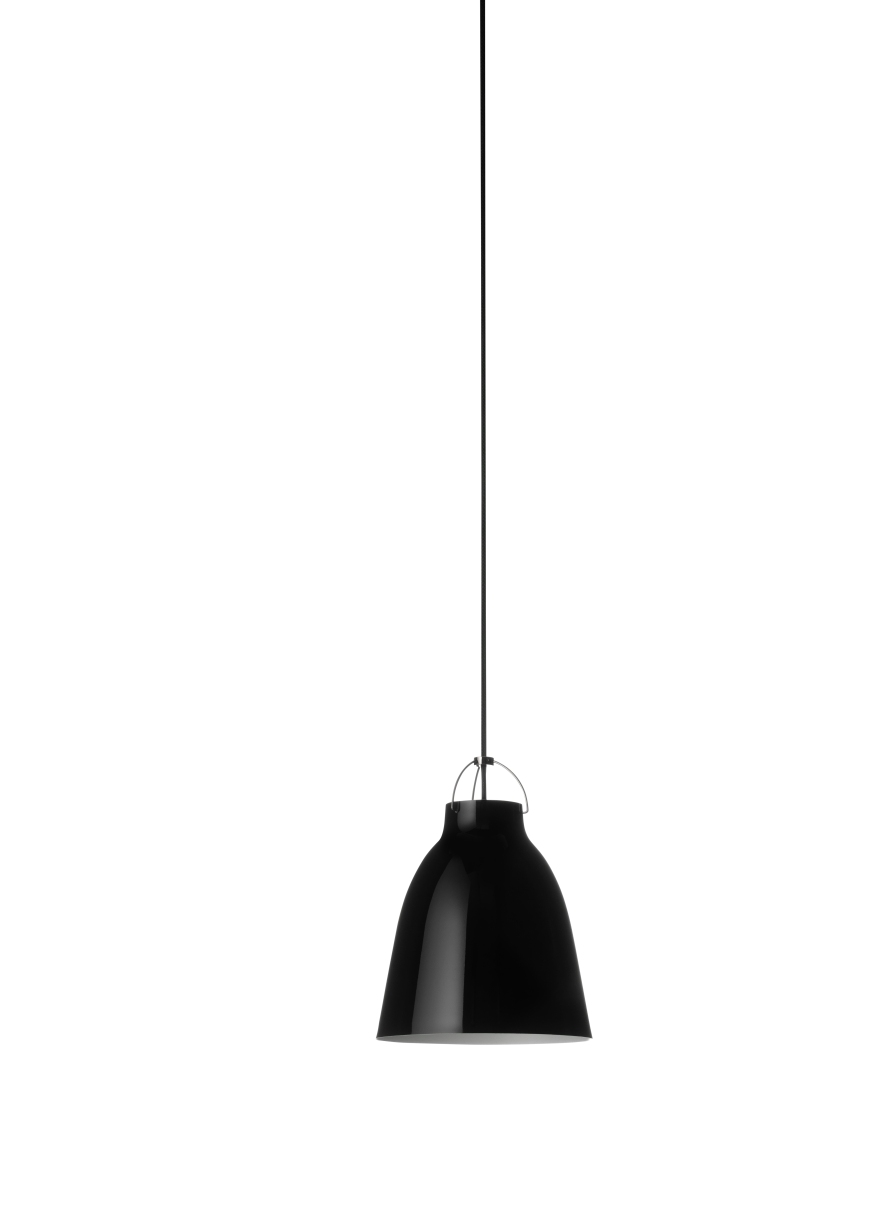 Schwarze Caravaggio Pendelleuchte von Fritz Hansen mit glänzender Oberfläche und minimalistischem Design.