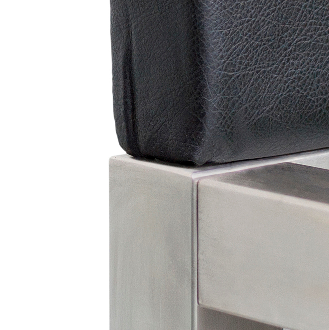 Detailaufnahme: Hans Hansen Pure Bett, Edelstahlrahmen mit schwarzem Polsterkopfteil. Bettgestell.