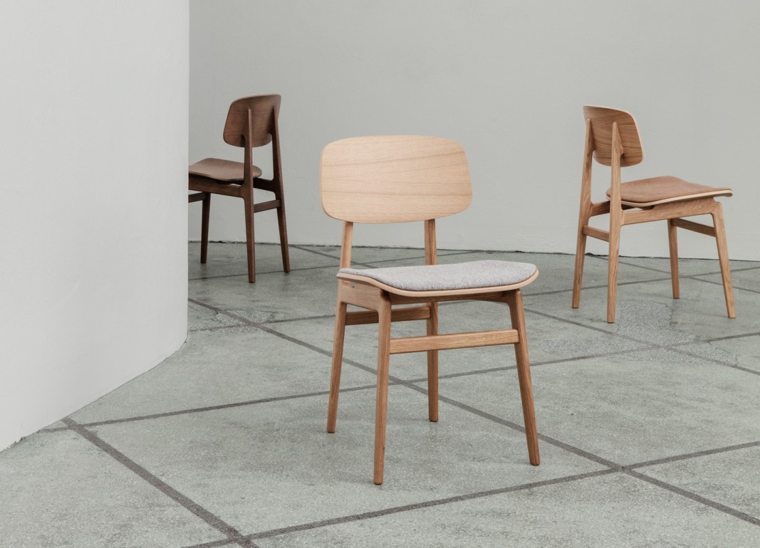 Helle Holzstühle mit gepolsterten Sitzen, modernes Design für Esszimmer und Wohnbereich.