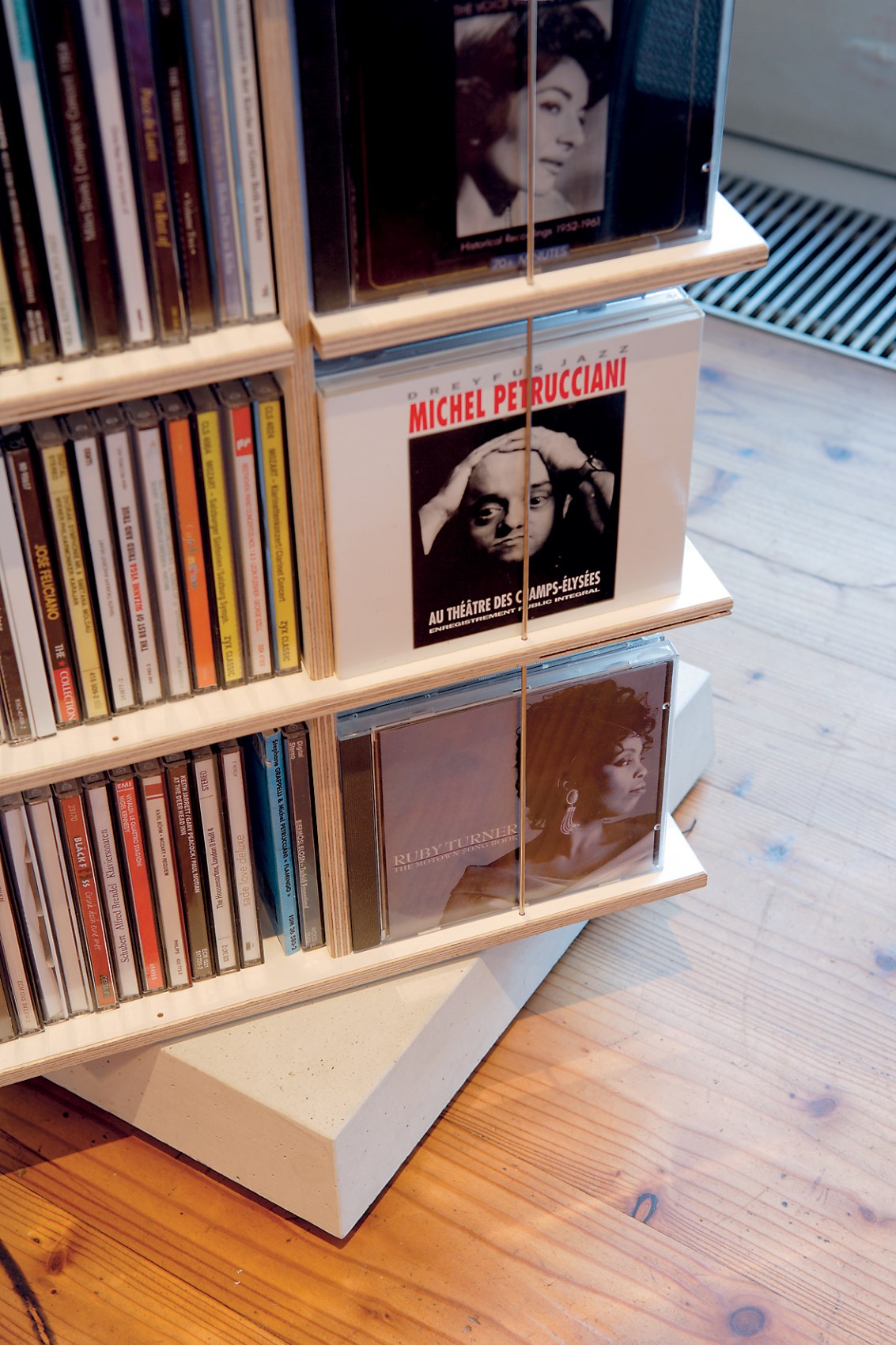 Musikstapler CD-Regal von Nils Holger Moormann, gefüllt mit CDs, modernes Design, minimalistisch, Holzregal, Betonfuß.