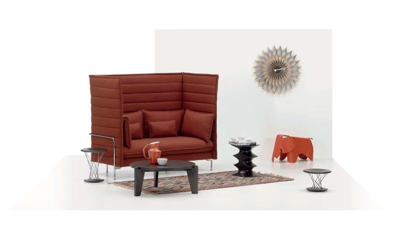 Vitra Gueridon Bas Tisch, runder Couchtisch aus dunklem Holz im modernen Wohnzimmer-Ambiente.