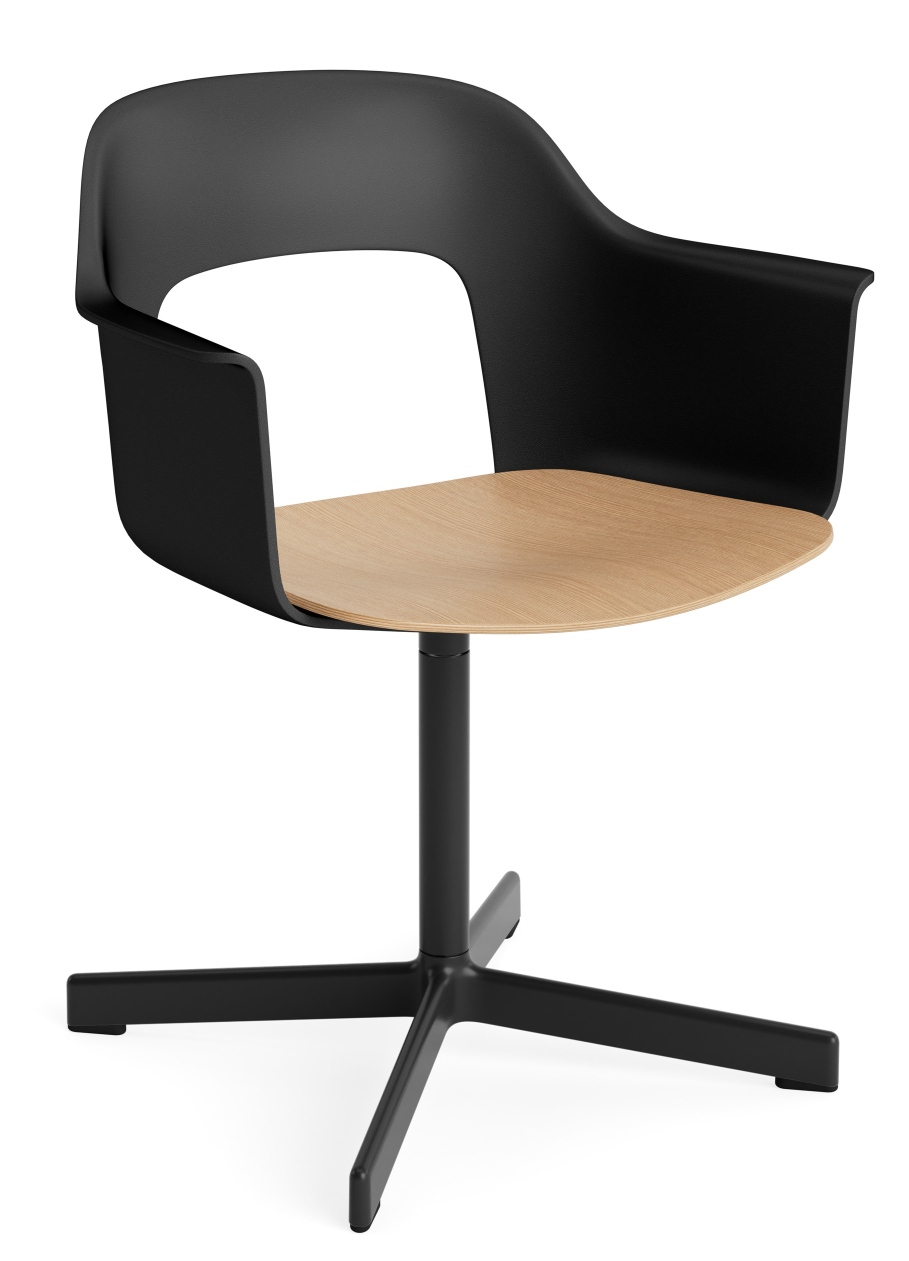 Layout Armchair 232 von Hay, Bürostuhl mit Armlehnen, schwarze Kunststoffschale und helle Holz-Sitzfläche.