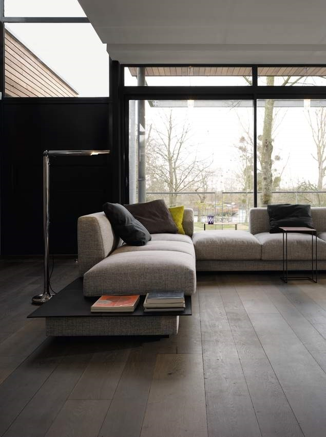 Oki Beistelltisch von Walter Knoll neben einem grauen Sofa in einem modernen Wohnzimmer.