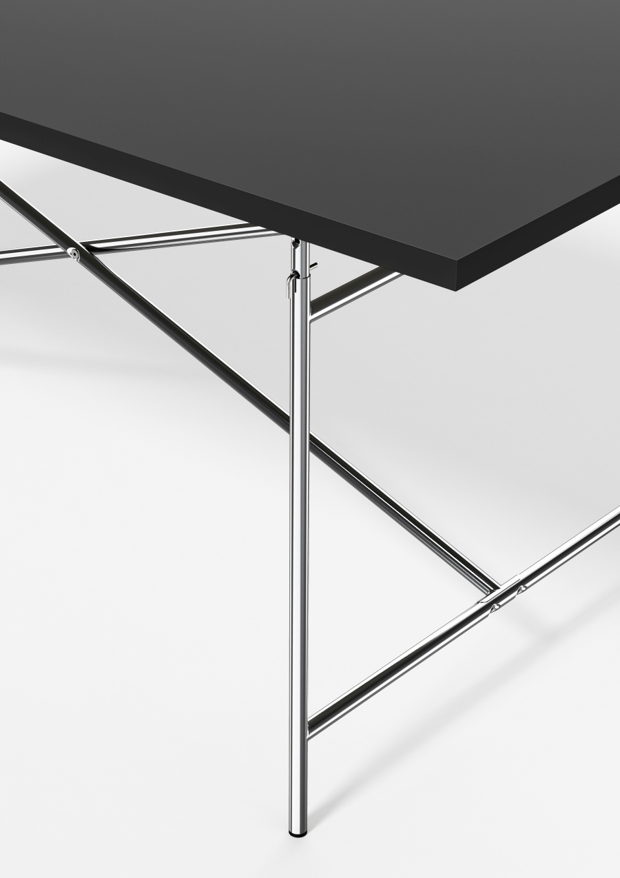 Detailaufnahme des Eiermann Tischgestells mit schwarzer Tischplatte von Richard Lampert, modernes Design.
