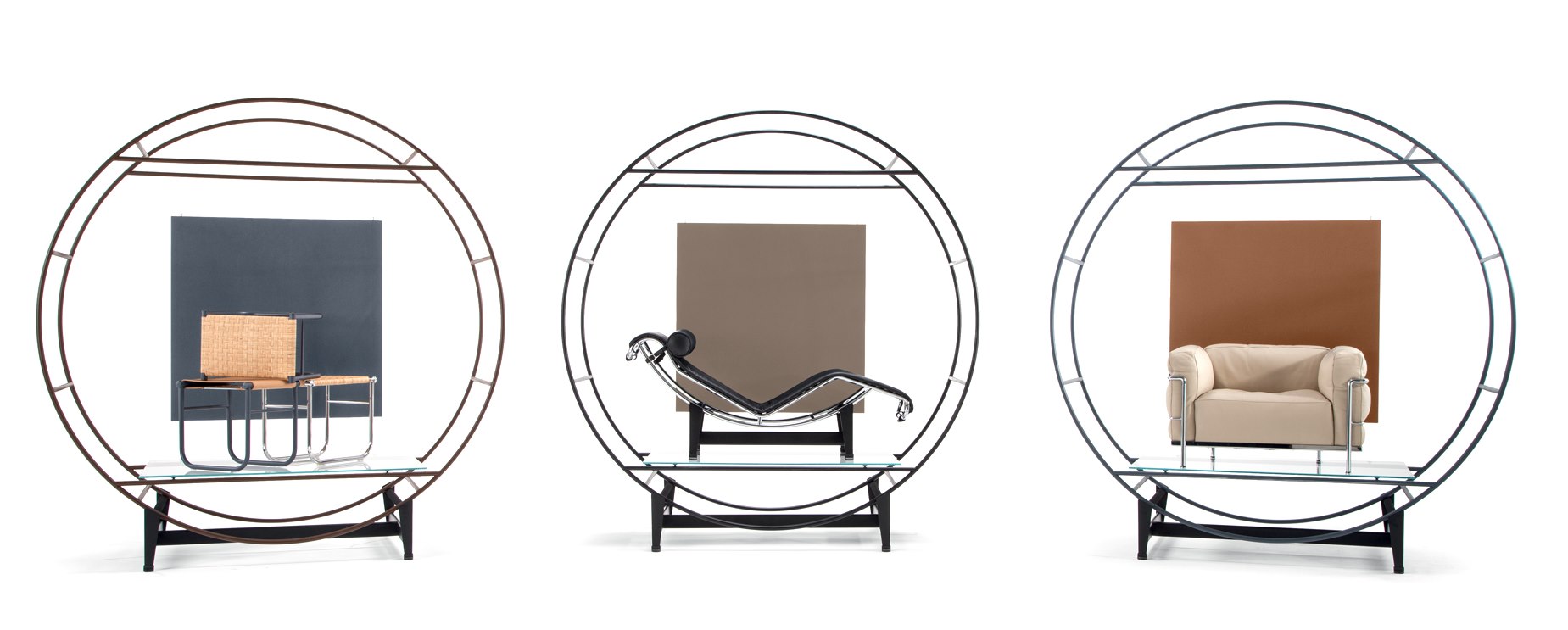 Drei Cassina Sessel: 3 Fauteuil Grand Confort, Liege LC4 und ein Ledersessel in runder Metallkonstruktion.