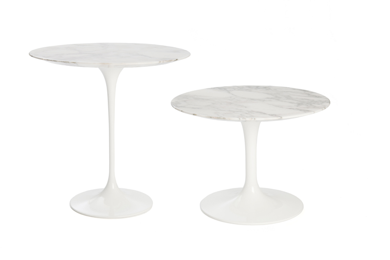 Zwei runde Saarinen Esstische von Knoll International mit weißem Fuß und Marmor Tischplatte.