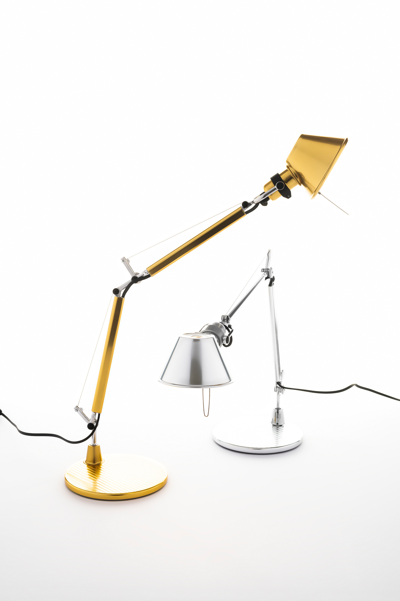 Goldene und silberne Tolomeo Micro Tischleuchten von Artemide mit verstellbarem Arm und Fuß.