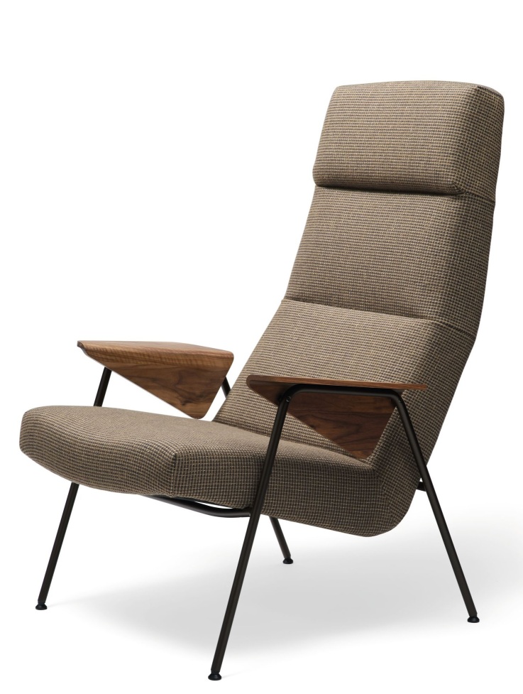 Walter Knoll Sessel Votteler Chair 367/368, braun gemustert, mit Holzarmlehnen und schwarzem Metallgestell.