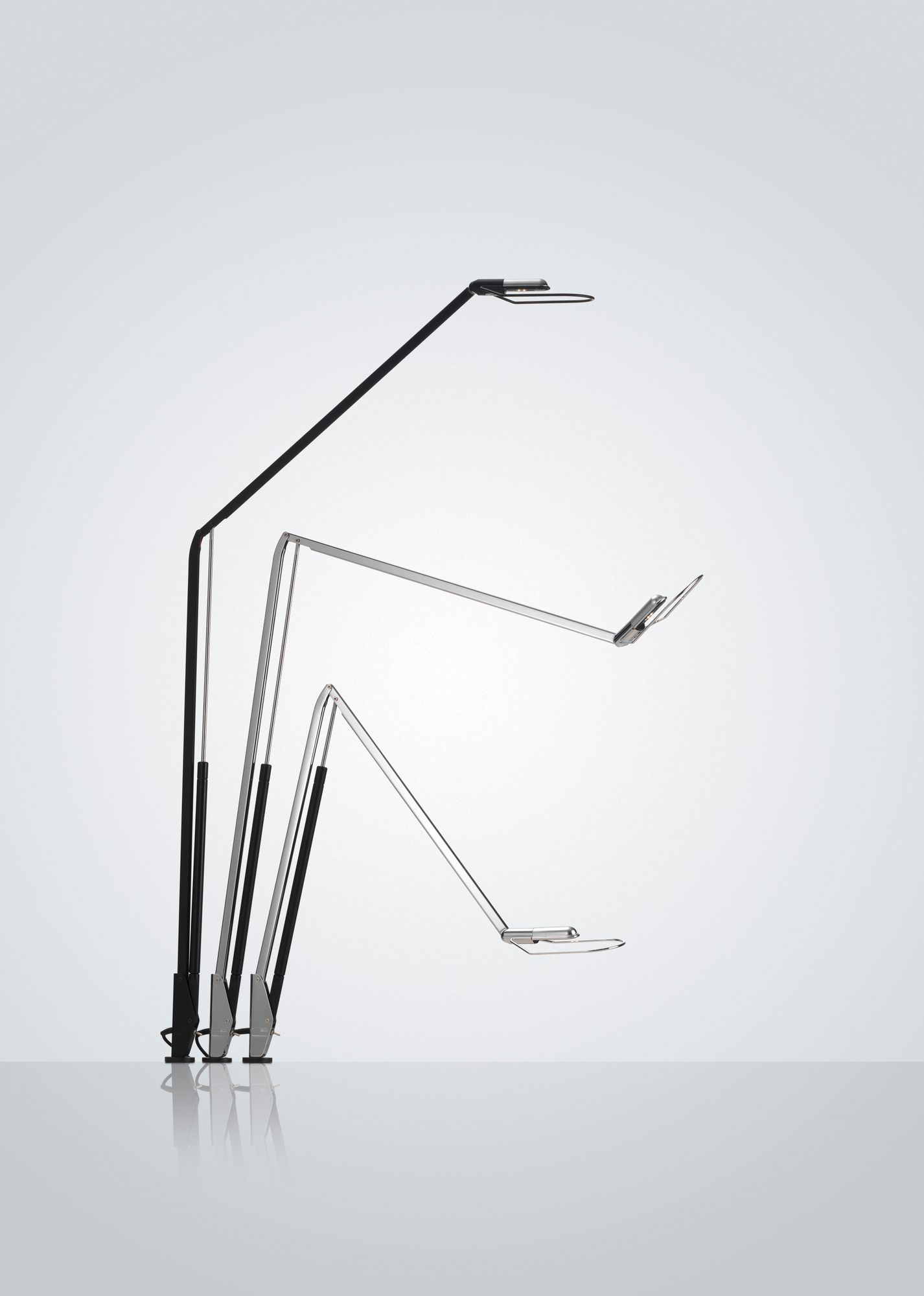 Liftolino LED Tischleuchte von Belux in Chrom, dimmbar und mit hellem, weißen Licht.