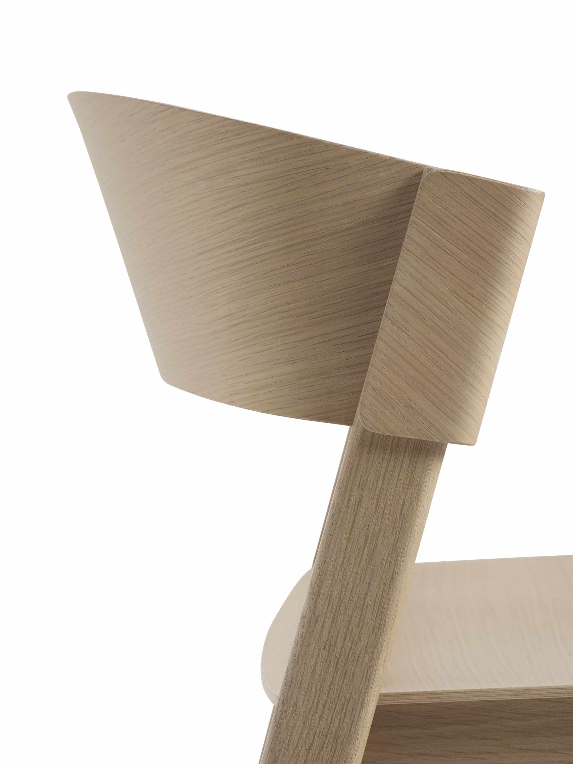 Detailaufnahme des Muuto Cover Stuhls: Rückenlehne und Holzstruktur des Designerstuhls in hellem Holz.