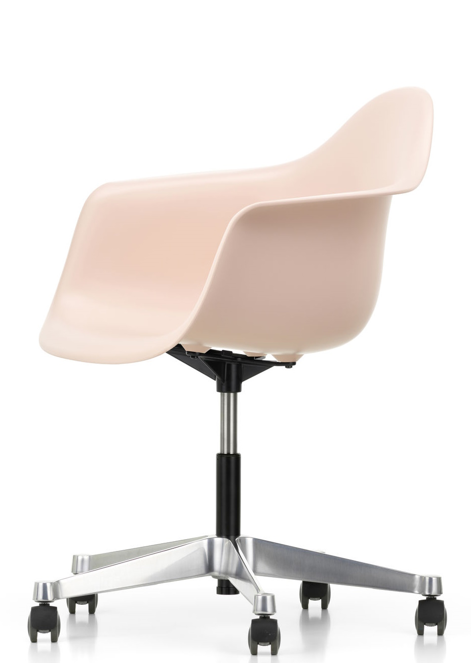 Eames Plastic Arm Chair von Vitra, hellrosa Sitzschale mit Rollenfuß, seitliche Ansicht.