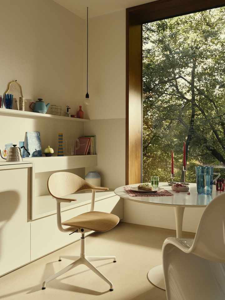 Mynt Bürodrehstuhl von Vitra mit hellem Holzfurnier und weißem Gestell in modernem Esszimmer.