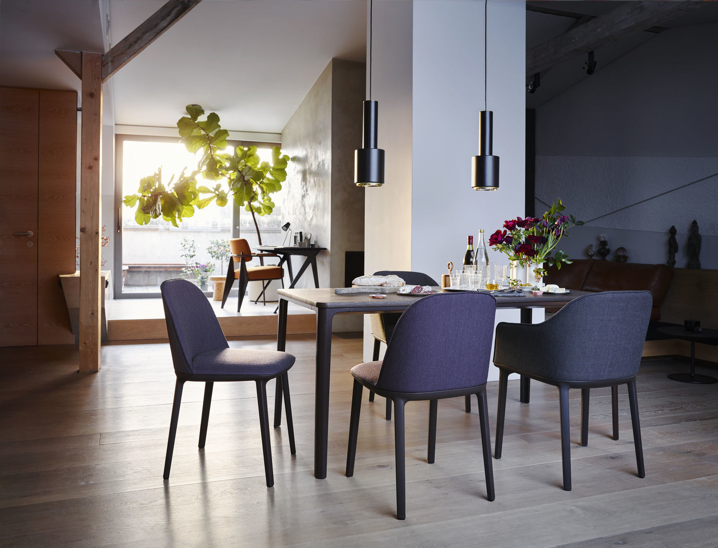 Esszimmer mit Esstisch und mehreren Softshell Side Chairs von Vitra in verschiedenen Farben.