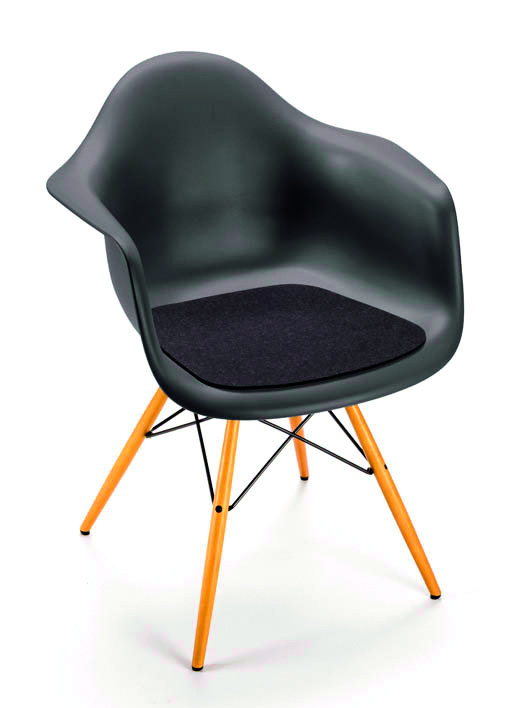 Schwarzer Eames Arm Chair mit Holzbeinen und grauer Filz Sitzauflage für mehr Komfort.