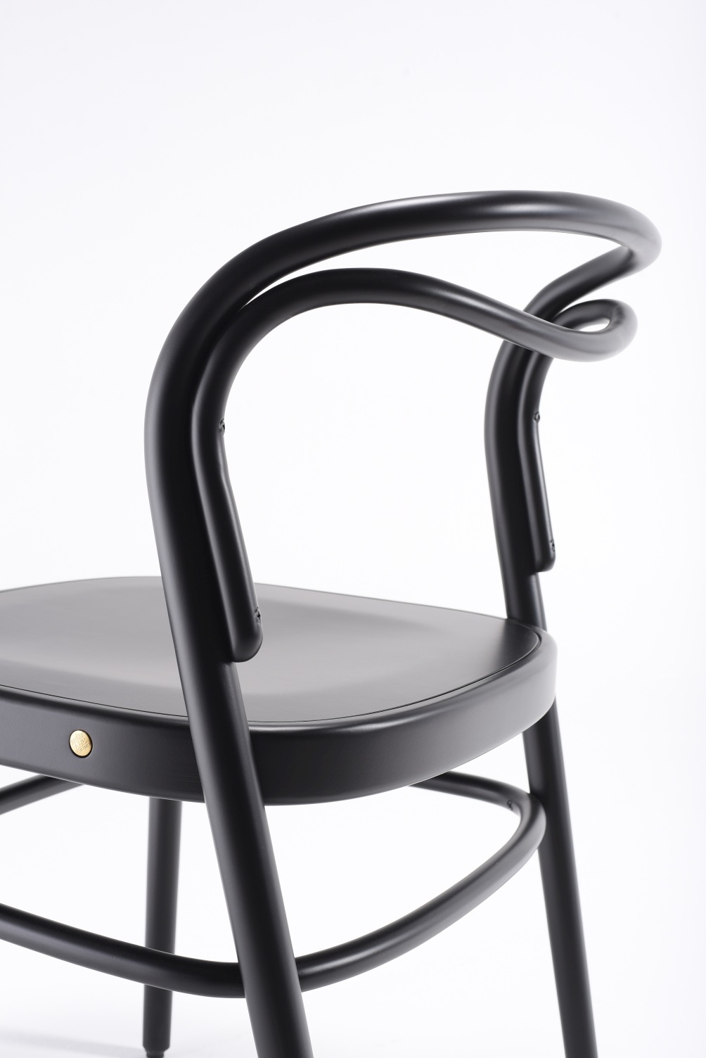 Detailaufnahme des schwarzen Beaulieu Stuhls von Wiener GTV Design mit gebogener Rückenlehne und minimalistischem Design.