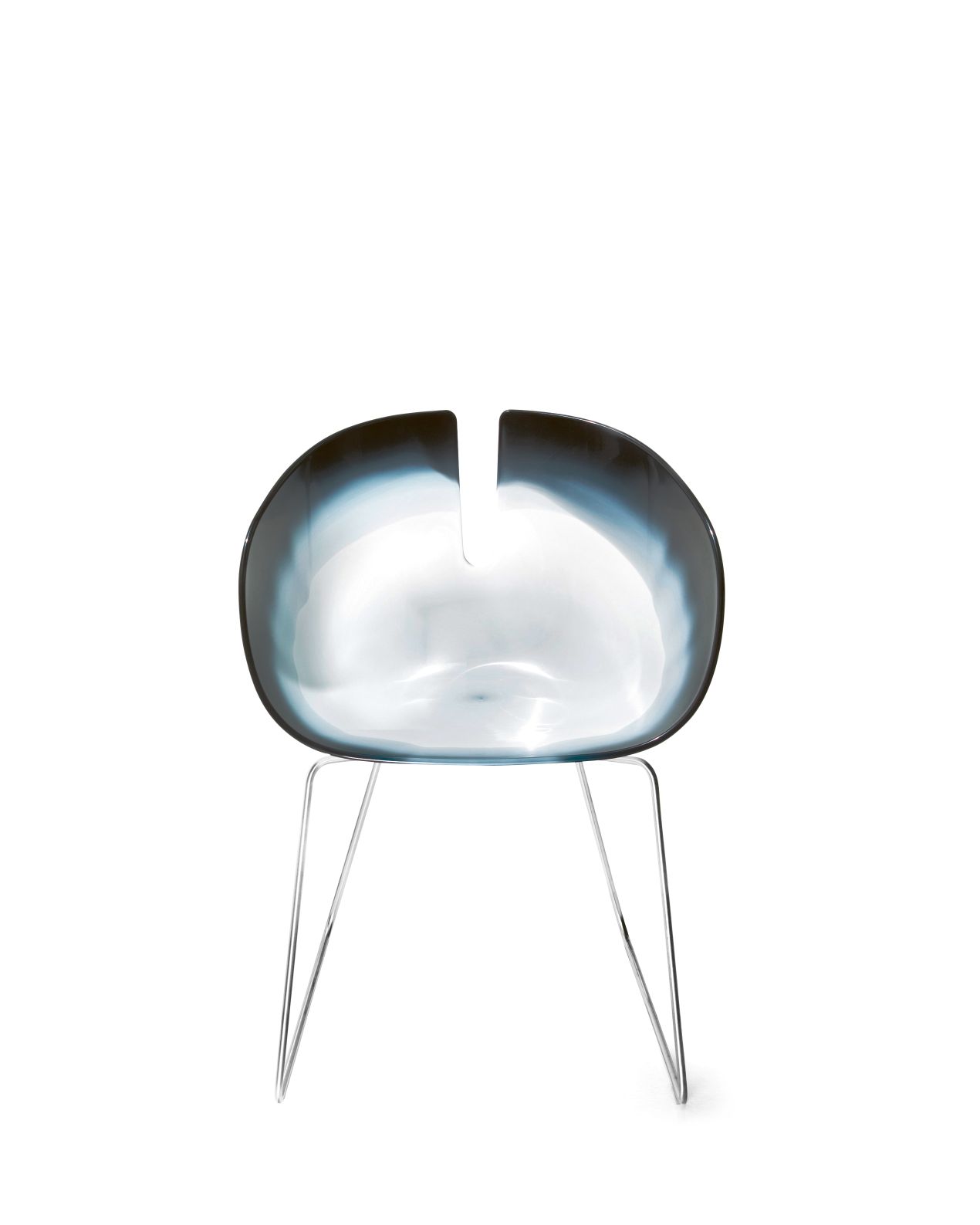 Fjord Stuhl von Moroso mit blauer Sitzschale und verchromten Metallbeinen, modernes Möbeldesign.
