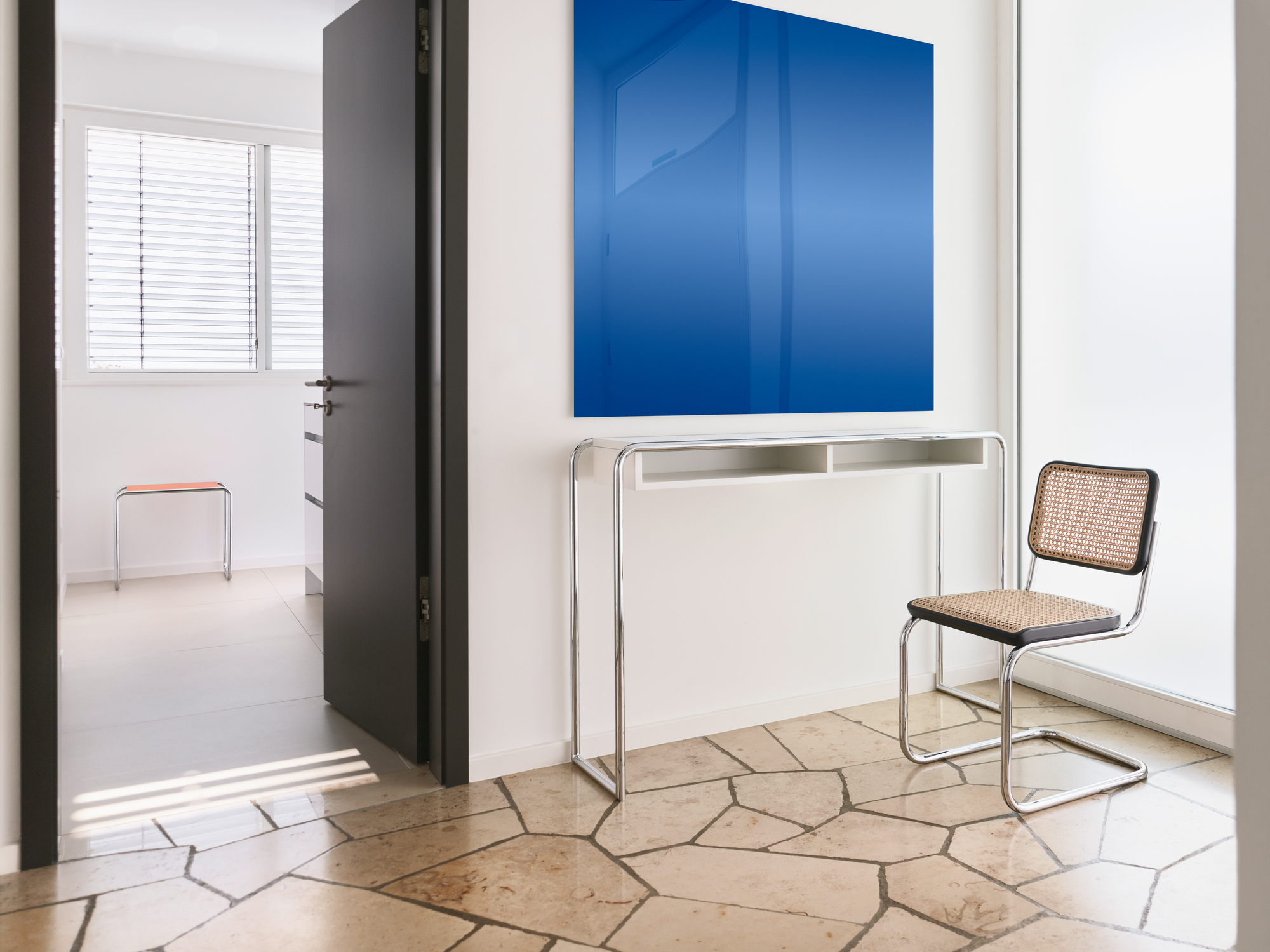 S 32 Freischwinger Stuhl von Thonet mit Stahlrohr und Naturgeflecht, Chromgestell im modernen Ambiente.